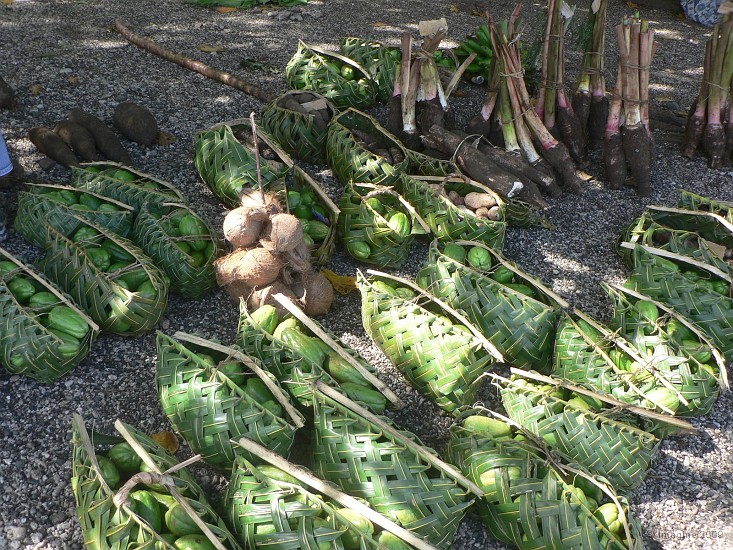 57- Christophines dans des paniers de feuilles de coco tressees.JPG